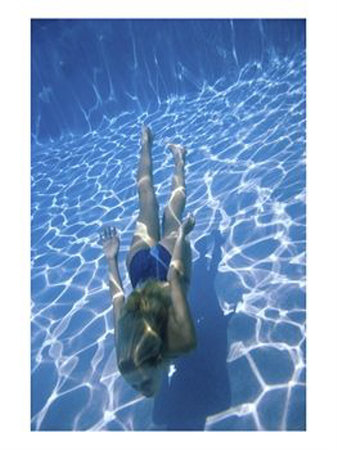 superstock_1166r-3724young-woman-swimming-underwater-in-a-swimming-pool-posters